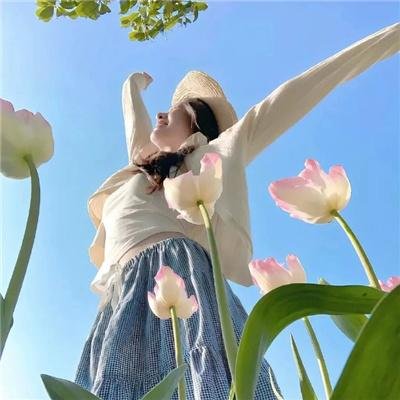 与一位女士合影